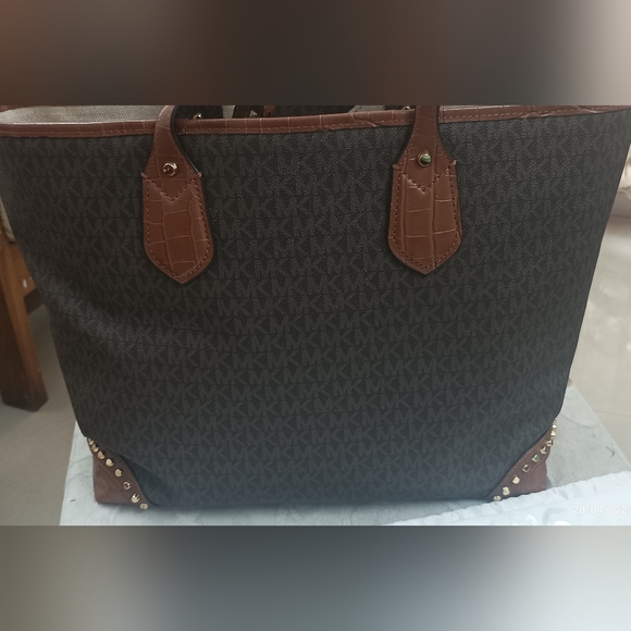 Authentic Michael Kors Eva Tote and Pouch - Picture 3 of 11